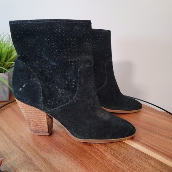 Enzo Angiolini | 6 Black Suede Gettup Boot Perforated Booties - Picture 3 of 13